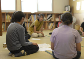 百人一首の札が舞う！競技かるた部のこと